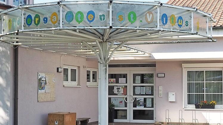 Der Eingangsbereich zur Kindertagesstätte St. Vitus Hirschaid. Links steht die Überraschungskiste. Hier können sich Kinder und Eltern immer wieder neue Anregungen, Bastelvorlagen und Arbeitsblätter holen.