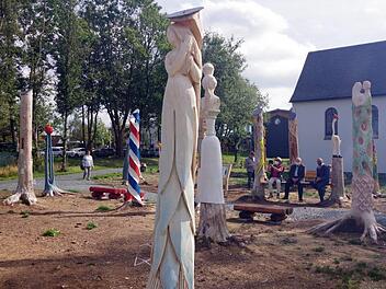 Die Holz-Skulpturen. Foto: Heike Schülein