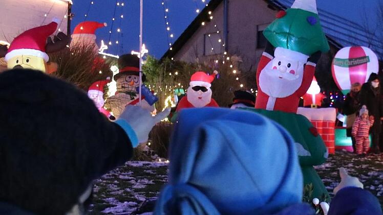 Das schillerndste Weihnachtshaus der Region Bamberg lockt große und kleine Besucher zu Familie Müller nach Baunach in die Haydnstraße 6. Foto: Schanz