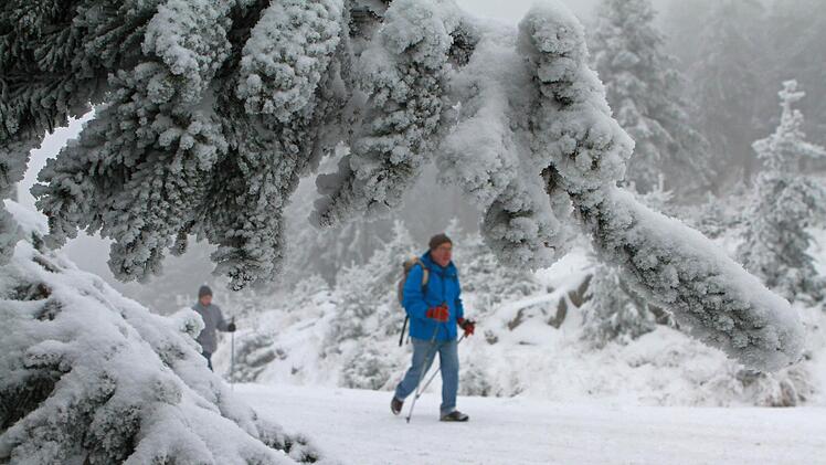 Zu kalt gibt's nicht: Auch im Winter sind Wanderer in der Natur unterwegs. In Zeiten von Corona kann das ein wichtiger Ausgleich zum tristen Alltag sein.  Foto: Matthias Bein/dpa