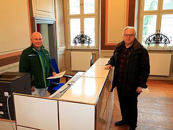 Der Stadtsteinacher Matthias Olszewski ist Chef der neuen Arztpraxis. Mit im Bild der Vorsitzende der Hospitalstiftung und Kupferberger Bürgermeister Harald Michel. Foto: Klaus Rößner