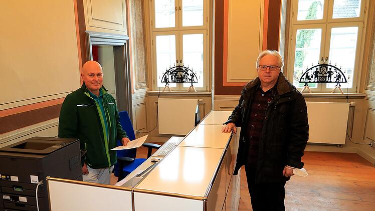 Der Stadtsteinacher Matthias Olszewski ist Chef der neuen Arztpraxis. Mit im Bild der Vorsitzende der Hospitalstiftung und Kupferberger Bürgermeister Harald Michel. Foto: Klaus Rößner