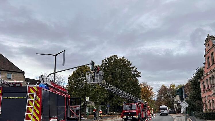 Eckental: Maibaum stürzt auf auf Eschenauer Hauptstraße - Feuerwehr im Einsatz