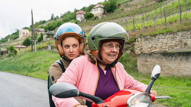 Nicht so schnell wie ein Taxi, dafür kostengünstiger: Uta Helmreich (Ramona Kunze-Libnow, rechts), die gute Seele der Tierarztpraxis, bringt Tierärztin Julia (Meriel Hinsching) auch mal zu einem Einsatzort, wenn es sein muss.