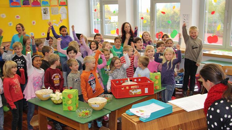 Auch Bewegung zur Musik von Anja Schmidt (rechts am Klavier) gehört zum Programm.