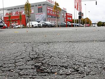 Die Straßenschäden an der Kreuzung beim Media-Markt werden demnächst beseitigt.  Fotos: Jürgen Gärtner