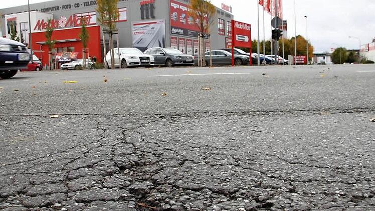 Die Straßenschäden an der Kreuzung beim Media-Markt werden demnächst beseitigt.  Fotos: Jürgen Gärtner