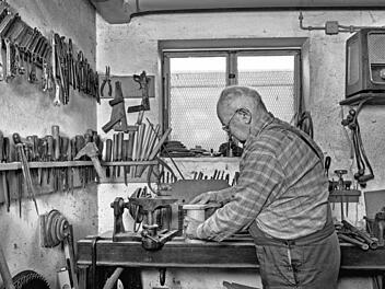 Winfried Enders, der "Löbbemacher": Ein Löbbe ist ein Holzkrug, aus dem man trinken konnte. Foto: Brigitta Kempe-Wolf