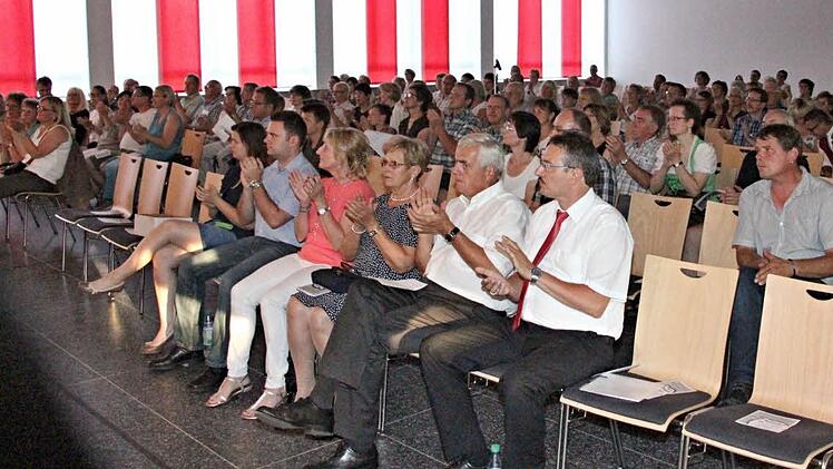 Reichlich Beifall für das Kreisblasorchester von den Zuschauern, auch von den Offiziellen mit (vorne von rechts), Kreisvorsitzender Peter Detsch, Ehrenkreisvorsitzender Gerhard Leisentritt mit Gattinnen. Foto: Helmut Will