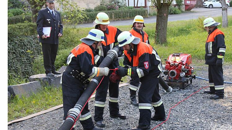 Die "Feuerwehrsenioren" brachten den Saugschlauch nur kurze Zeit später ins Wasser und hatten damit die Wette gegen die Feuerwehrjugend verloren. Foto: Michael Stelzner