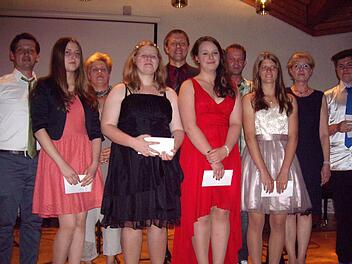 Die Klassenbesten der Mittelschule Rödental-Oeslau, umrahmt von ihren Lehrkräften und dem Bürgermeister. Foto: Doris Weidner