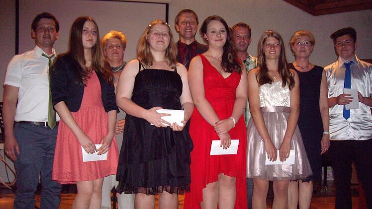 Die Klassenbesten der Mittelschule Rödental-Oeslau, umrahmt von ihren Lehrkräften und dem Bürgermeister. Foto: Doris Weidner