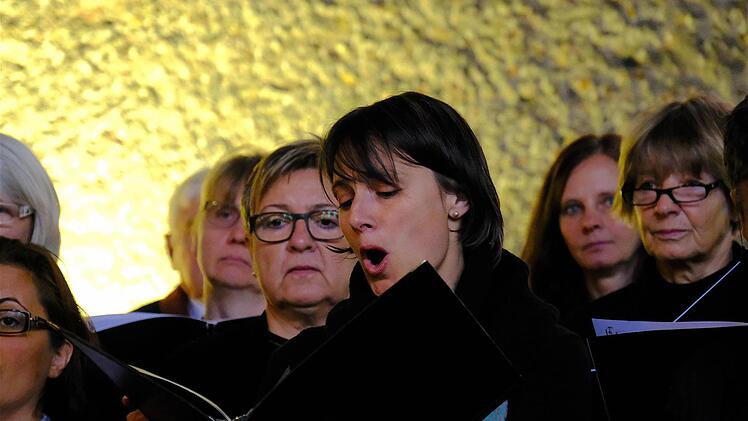 Hochkarätige Sänger, die Würzburger Hofkapelle und der Gemeinschaftschor des Dekanats gestalteten den Festgottesdienst in der evangelischen Kirche. Foto: Gerd Schaar