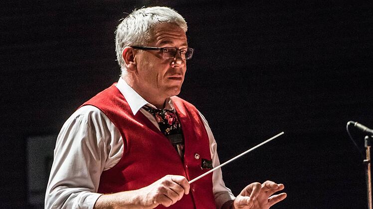 Gerhard Eller leitete das Jugendorchester Rödental beim Weihnachtskonzert der Franz-Goebel-Halle.Foto: Jochen Berger