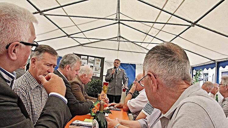 Im Festzelt feierten die ehemaligen Panzergrenadiere und Gäste das 25-jährige Bestehen der Kameradschaft. Fotos: Helmut Will