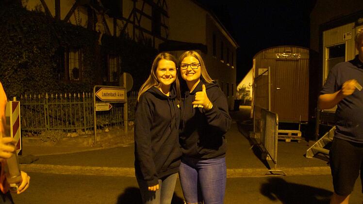 Elena Dietz und Svenja Bächer sind die ersten Mädels bei den Kerwasburschen.Kirchehrenbacher Kerwasburschen