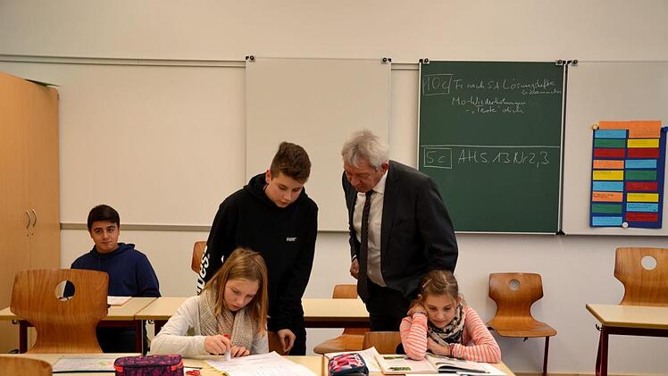 Landrat Johann Kalb lässt sich die Hausaufgabenbetreuung erklären.