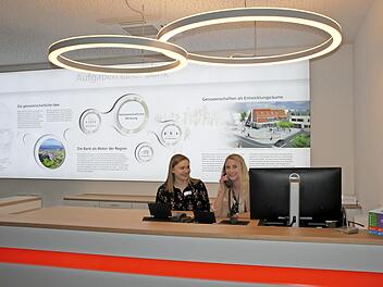 Seit dem 1. März arbeiten 40 Personen im neuen Anbau der Hauptstelle der Raiffeisenbank Obermain Nord. Empfangsdame Vanessa Lieb (rechts) erklärt Lehrling Sabrina Knauer, wie man mit Kunden telefoniert.  Foto: Stephan Stöckel