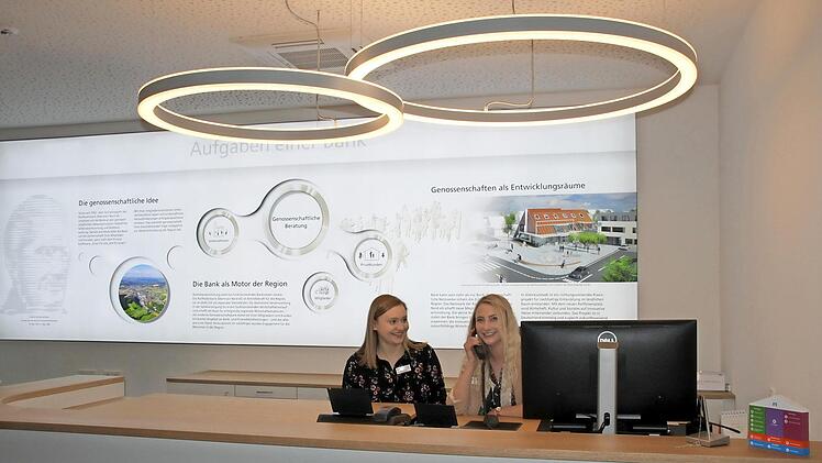 Seit dem 1. März arbeiten 40 Personen im neuen Anbau der Hauptstelle der Raiffeisenbank Obermain Nord. Empfangsdame Vanessa Lieb (rechts) erklärt Lehrling Sabrina Knauer, wie man mit Kunden telefoniert.  Foto: Stephan Stöckel