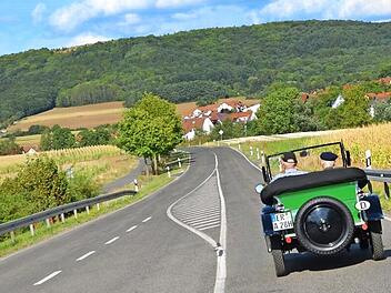 Zwei 90-Jährige auf froher Fahrt durch Franken, Dritter im Bunde ist Stephan Güthlein am Steuer .  Foto: Bernhard Panzer