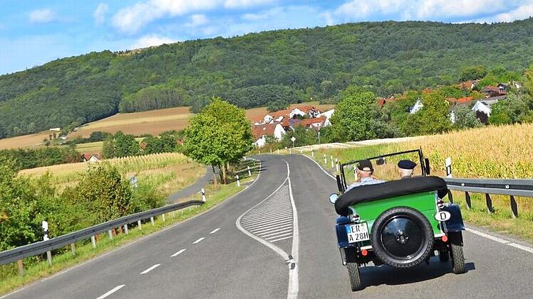 Zwei 90-Jährige auf froher Fahrt durch Franken, Dritter im Bunde ist Stephan Güthlein am Steuer .  Foto: Bernhard Panzer