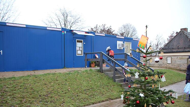 Vorübergehend sind die 52 Kinder in diesen Containern untergebracht.
