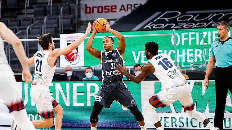 Devon Hall wird von zwei Gästespielern attackiert.