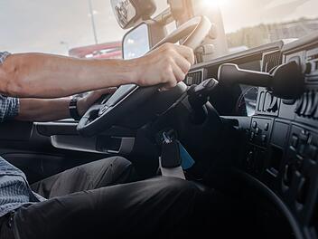 B14 bei Lauf: Lkw-Fahrer schläft mitten auf der Straße ein B14 bei Lauf: Lkw-Fahrer schläft mitten auf der Straße ein