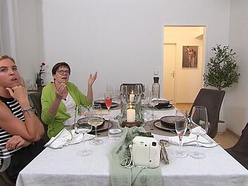 "Das ist kein Benimm!", schimpft Petra über das Verschwinden der Männer vom Tisch