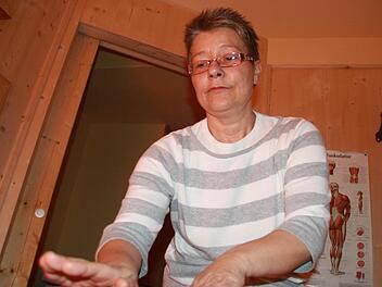 Emmi Weiss massiert, gibt noch ein paar Tipps und entdeckt Geheimnisse, die nicht einmal der Marathonmann wusste.  Foto: Michael Busch