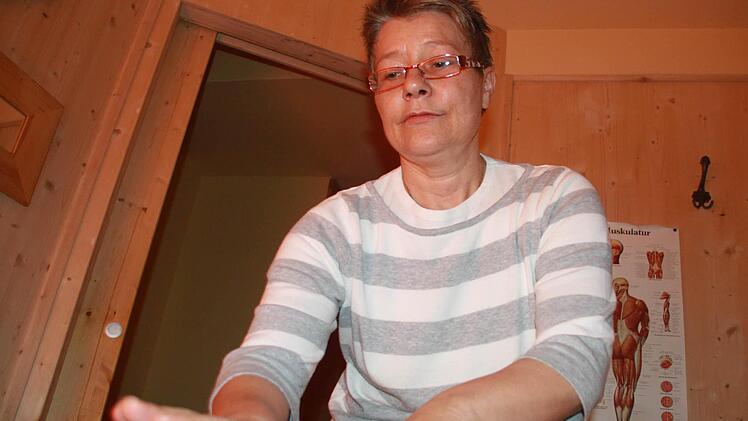 Emmi Weiss massiert, gibt noch ein paar Tipps und entdeckt Geheimnisse, die nicht einmal der Marathonmann wusste.  Foto: Michael Busch