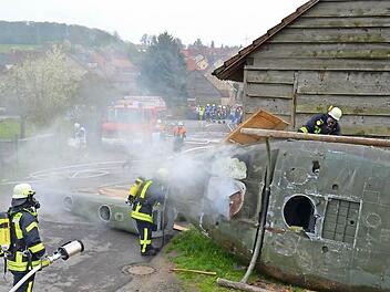 Die Feuerwehr sucht nach den Insassen. Fotos: Jana Keul