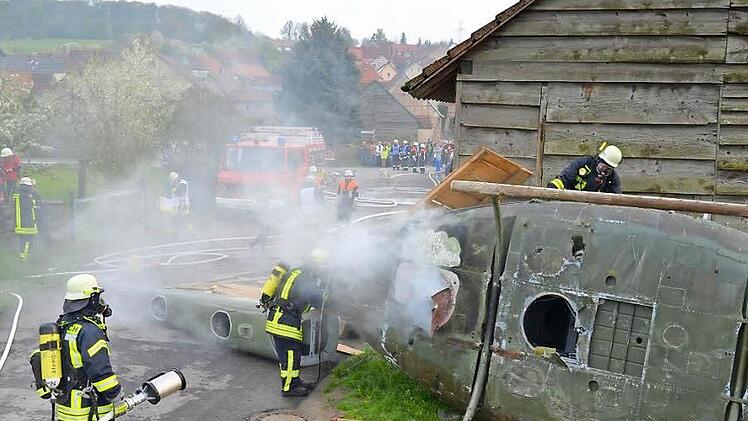 Die Feuerwehr sucht nach den Insassen. Fotos: Jana Keul