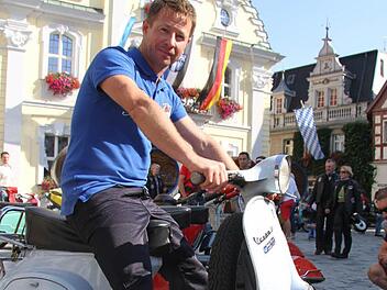 Dieter Welscher ist ein echter Vespa-Fan. Er ist mit seinem gut gepflegten Zweirad, Baujahr 1967, zum großen Blechroller-Treffen auf den Marktplatz gekommen. Fotos: Sonja Adam