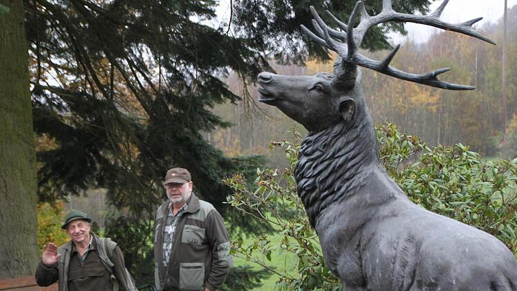 Das Anwesen bietet reichlich Platz für Besucher: Zwei Gäste aus Südtirol sind zur Drückjagd gekommen.