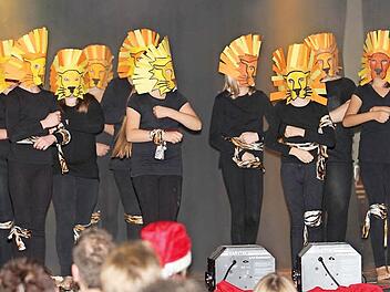Einen Eindruck vom Musicals "Tuishi Pamoja" und dem Auftritt der Löwen boten die Mädchen der Klasse 5a.  Fotos: Günther Geiling