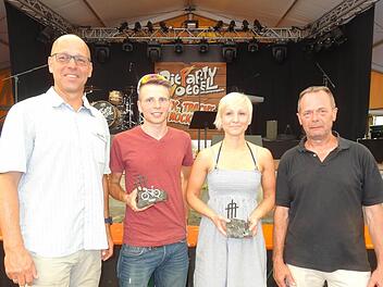 Der RhönBikeKing Jens Schuhmann und die RhönBikeQueen Eva Walter mit Wildfleckens Bürgermeister Gerd Kleinhenz (links) und Hauptorganisator des RhönBikeKing Wolfgang Illek (rechts).  Foto: Marion Eckert