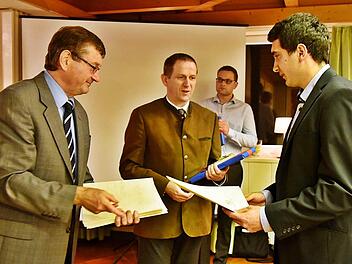 Hans Vetter und Rainer Mattern gratulieren dem Prüfungsbesten Christoph Paschold zur Abschlussprüfung als Landwirt. Foto: Gabi Arnold