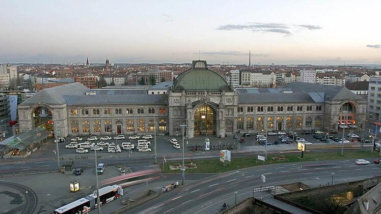 Im Nürnberger Hauptbahnhof kam es zu der Attacke auf den Spieler von Greuther Fürth, bei der er vier Meter tief stürzte. Foto: Daniel Karmann dpa/lby