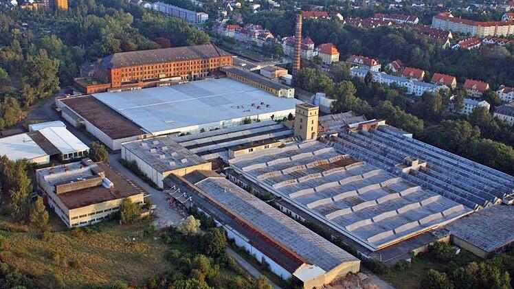 Eine Aufnahme aus dem Jahr 2001: Damals prägten noch die ehemaligen Gebäude der Baumwollspinnerei Erlangen-Bamberg (kurz: Erba) die Halbinsel in Gaustadt. Foto: Ronald Rinklef