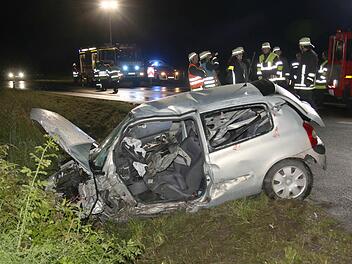 Schwerer Verkehrsunfall im Landkreis Coburg am Freitagabend: Bei einem Frontalzusammenstoß ist eine 24-Jährige schwer verletzt worden. Foto: Michael Stelzner