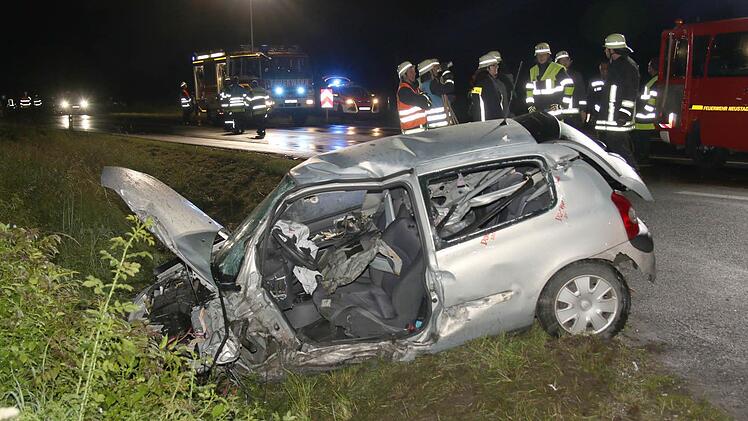 Schwerer Verkehrsunfall im Landkreis Coburg am Freitagabend: Bei einem Frontalzusammenstoß ist eine 24-Jährige schwer verletzt worden. Foto: Michael Stelzner