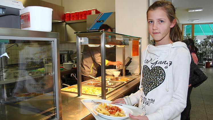 Joella Rziha isst vier mal in der Woche in der Schulmensa. Foto: Jakob Weber