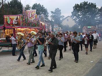 Der Kerwa-Festzug, angeführt vom Posaunenchor. Foto: Richard Sänger