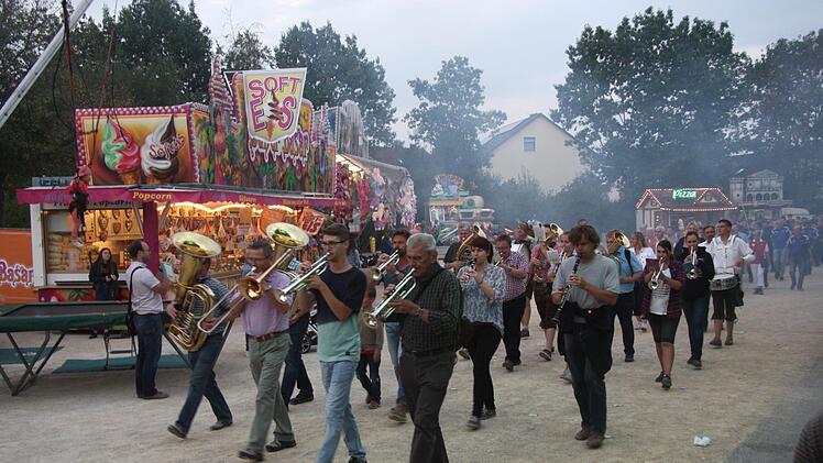 Der Kerwa-Festzug, angeführt vom Posaunenchor. Foto: Richard Sänger