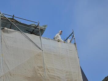 Noch dauert es eine Weile, ehe die Männer in ihren Schutzanzügen von der Baustelle des Neustadter Rathauses abziehen können. Aber die Arbeiten liegen nicht schlecht im 'Zeitplan.Rainer Lutz
