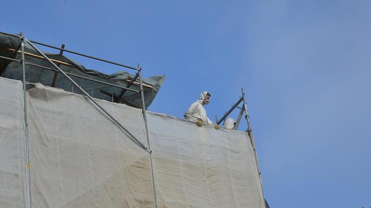 Noch dauert es eine Weile, ehe die Männer in ihren Schutzanzügen von der Baustelle des Neustadter Rathauses abziehen können. Aber die Arbeiten liegen nicht schlecht im 'Zeitplan.Rainer Lutz