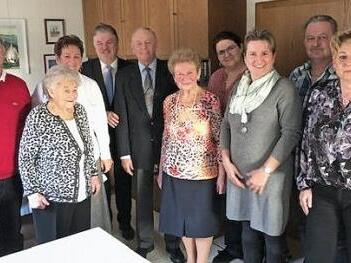 Eine große Gratulantenschar gab sich beim 85. Geburtstag von Georg Wamser ein Stelldichein. Unser Bild zeigt (von links) Otto Bauer, Wally Bauer, Tochter Karin Wamser, Landrat Klaus Peter Söllner, Georg und Betty Wamser, stellvertretende CSU-Ortsvorsitzende Heike Mayer, Bürgermeisterin und CSU-Ortsvorsitzende Doris Leithner-Bisani sowie Bernd und Renate Herde.  Foto: Klaus-Peter Wulf
