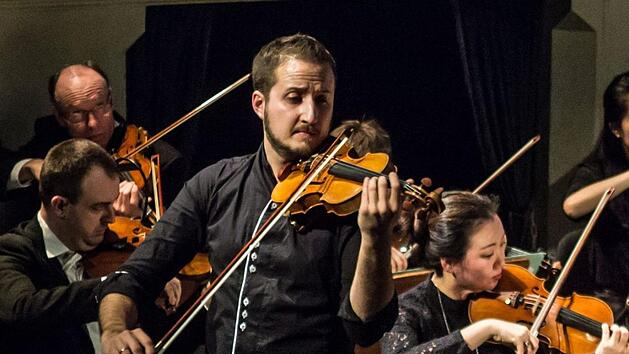 Mitte Dezember brillierte Martin Emmerich als Solist in Igor Strawinskys Violinkonzert im Landestheater. Inzwischen ist der Konzertmeister des Philharmonischen Orchesters ebenso wie seine Kollegen zur unfreiwilligen Pause gezwungen.Foto: Jochen Berger