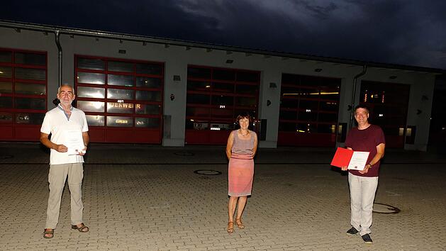 Die frisch gewählte Vorsitzende des Hammelburger SPD-Ortsvereins Ursula Wiegel (Mitte) ehrte (von links): Karl-Heinz Maul und Martin Steinel, der jetzt ihr Stellvertreter ist. Foto: Gerd Schaar